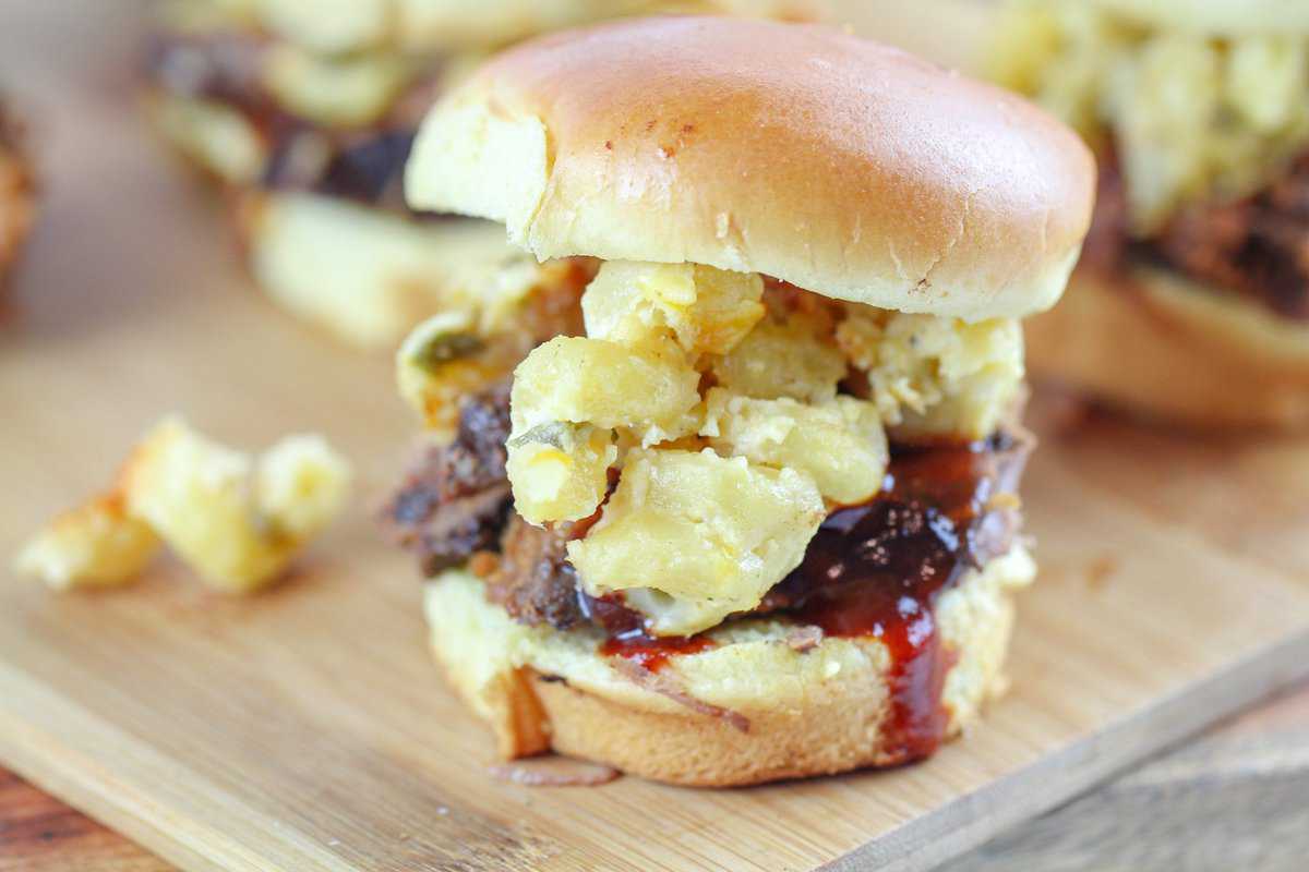 BBQ Sliders with Creamy Jalapeno Mac & Cheese