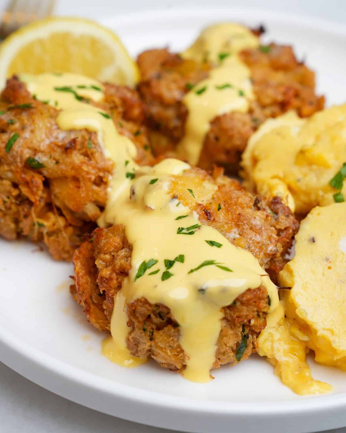 crab cakes with hollandaise