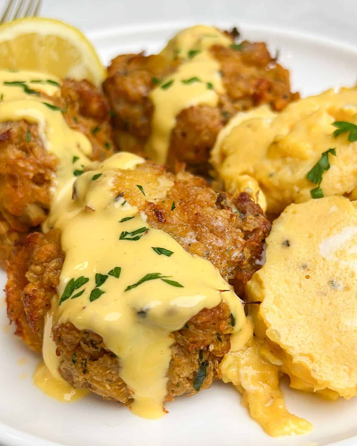 baked crab cakes with hollandaise sauce