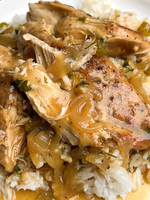 Featured image for slow cooker smothered chicken recipe.