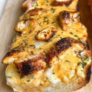Featured image for chicken alfredo garlic bread.