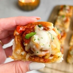 featured image of meatball sliders on hawaiian rolls with hot honey