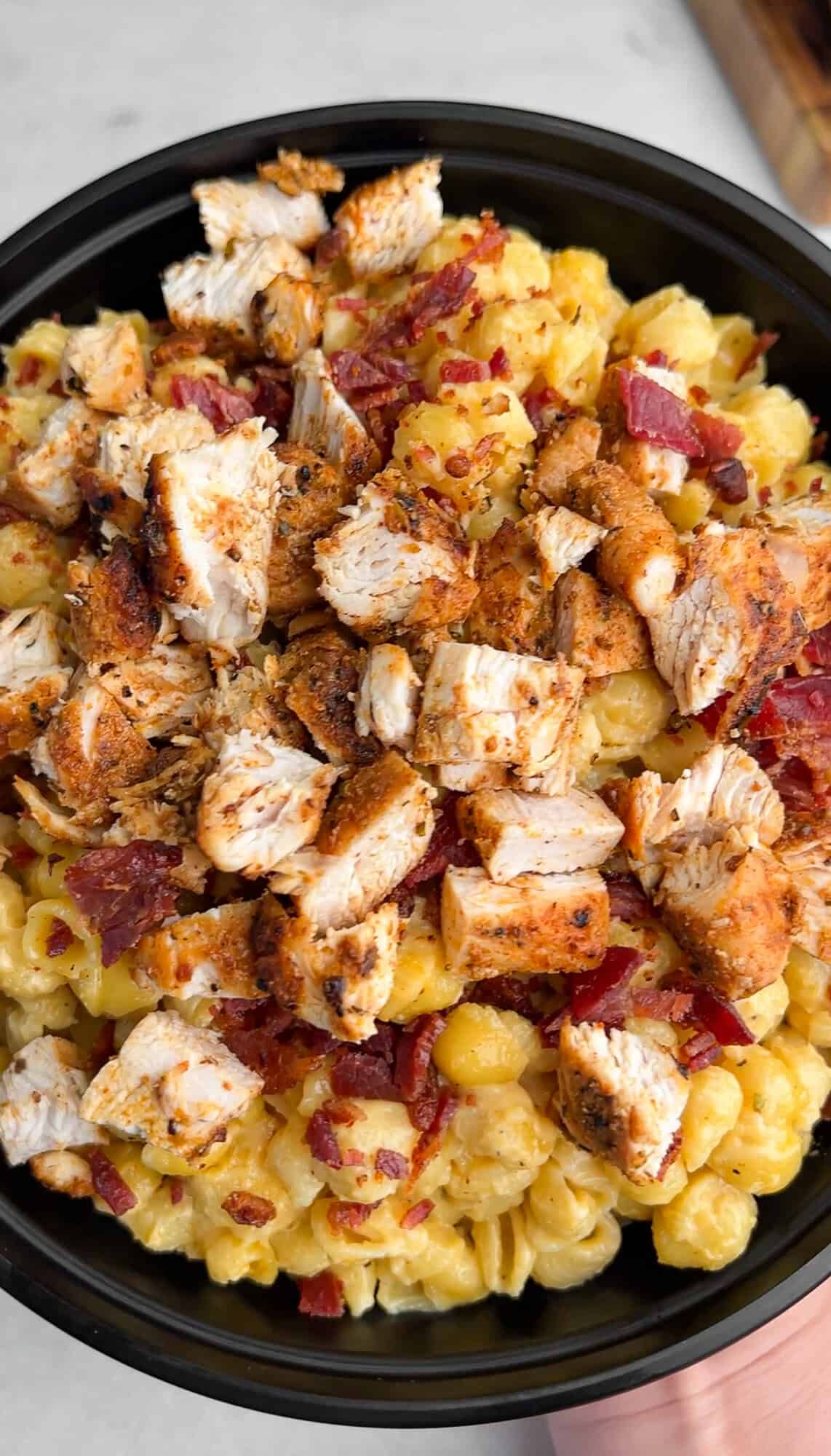mac and cheese topped with chicken and bacon