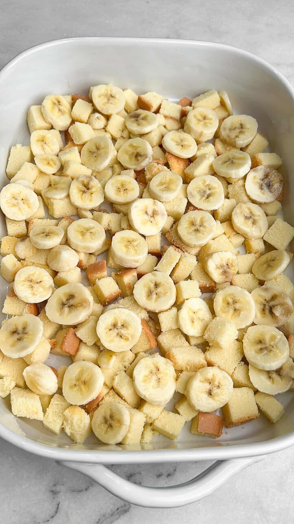 first layer of cake and bananas