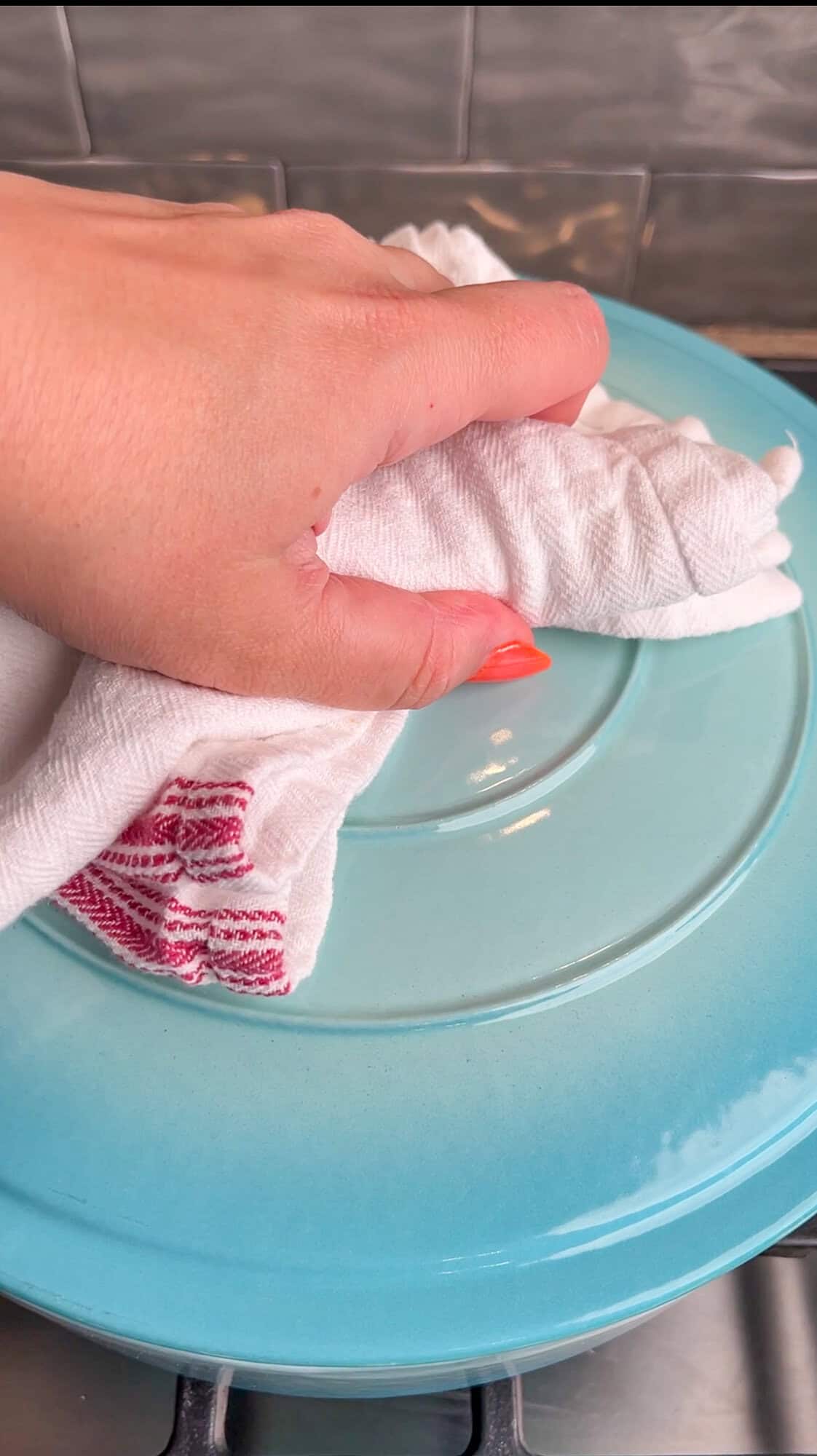 removing the pot lid from one pot mac and cheese