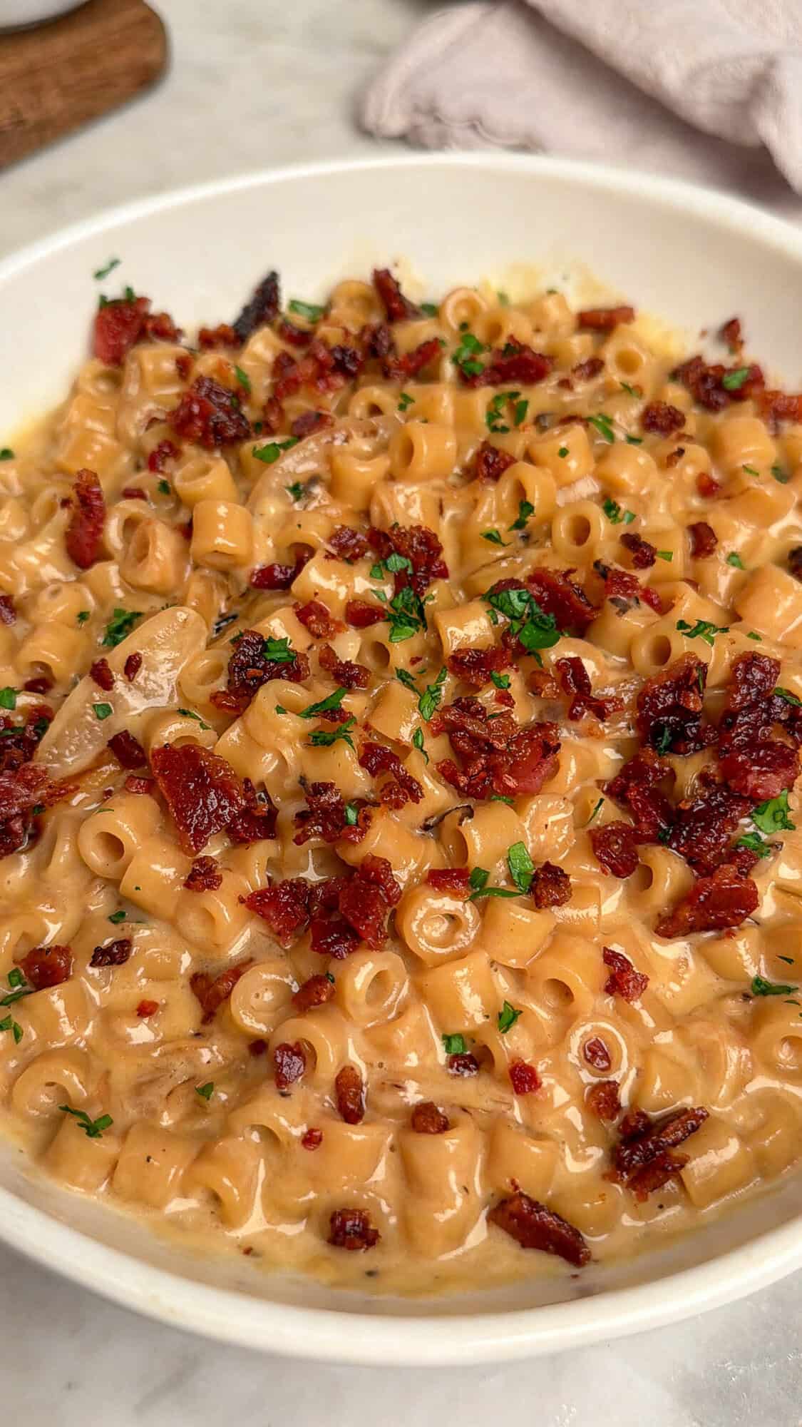 french onion mac and cheese with bacon